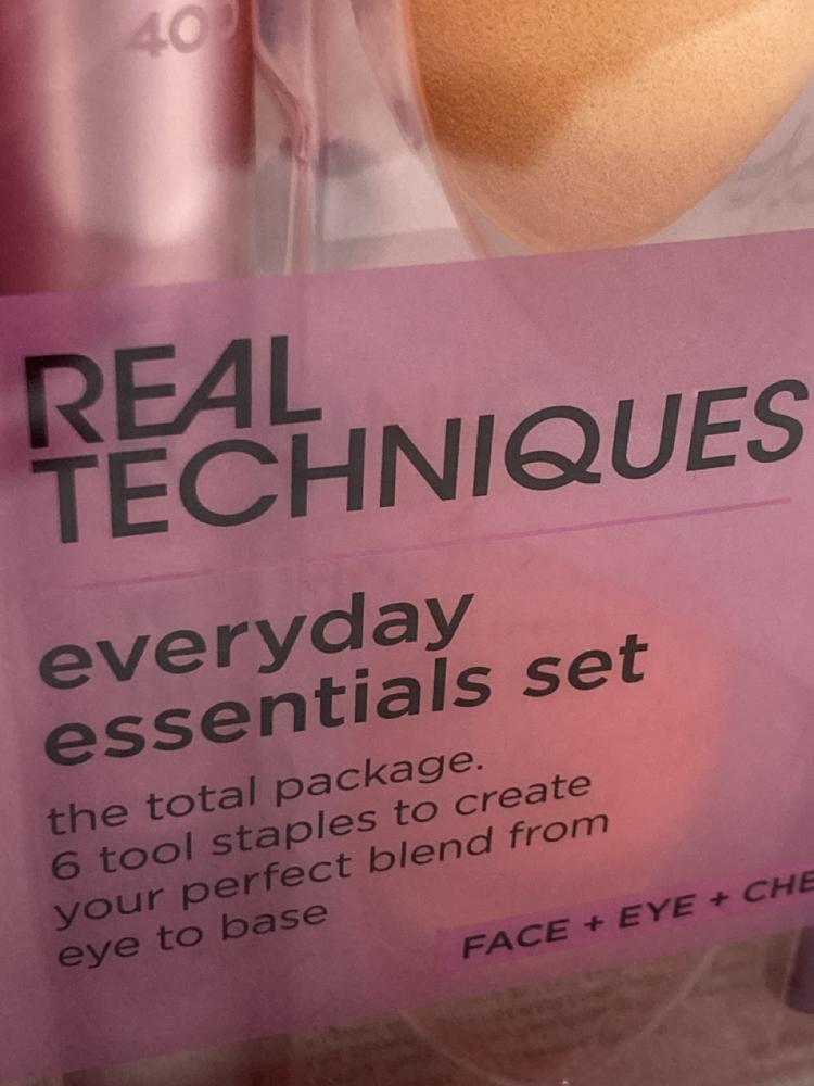 Lot 769  
            Chesterfield SR46 - Parcel Delivery Only 

                
8 X REAL TECHNIQUES EVERYDAY ESSENTIAL MAKEUP BRUSH SET (LOCATION: G2) - Image 4