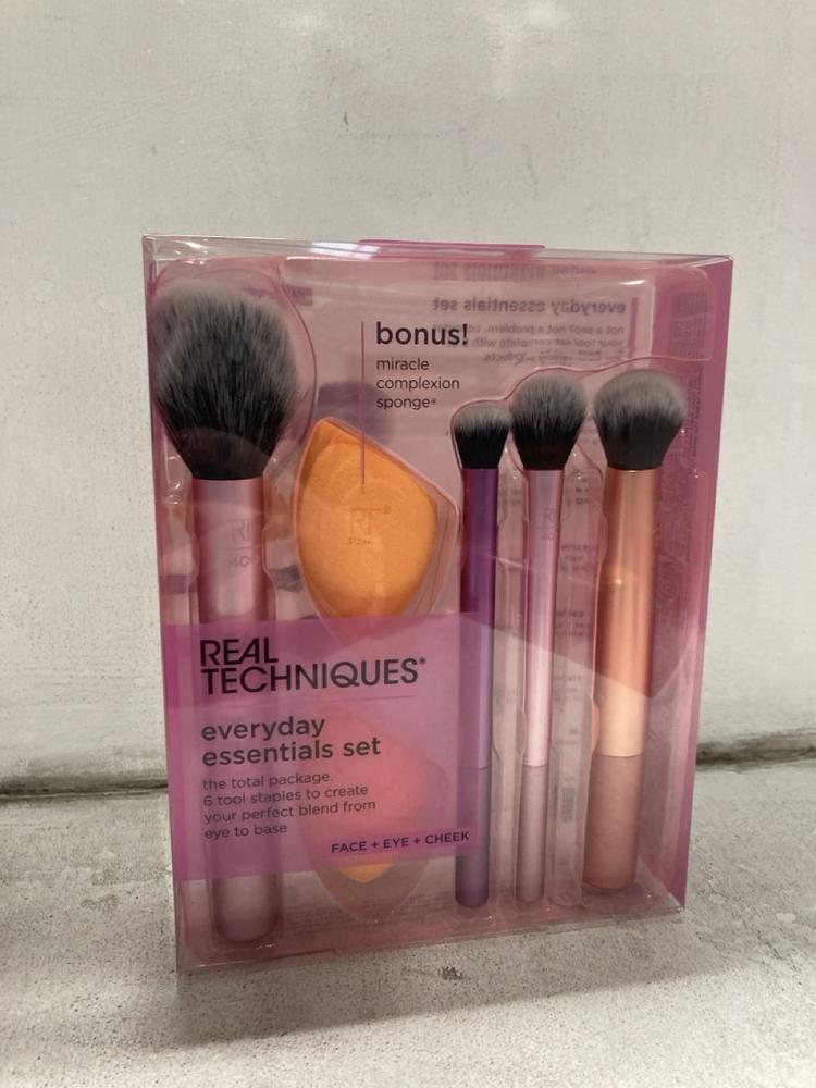 Lot 770  
            Chesterfield SR46 - Parcel Delivery Only 

                
10 X REAL TECHNIQUES EVERYDAY ESSENTIAL MAKEUP BRUSH SET (LOCATION: G2) - Image 2