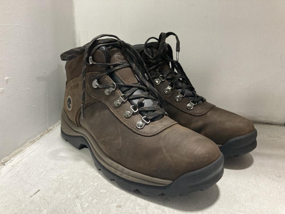 Lot 774  
            Chesterfield SR46 - Parcel Delivery Only 

                
TIMBERLAND FLUME MID BOOTS IN DARK BROWN - UK SIZE 9 (LOCATION: G2)