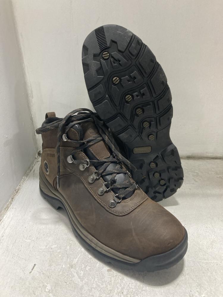 Lot 774  
            Chesterfield SR46 - Parcel Delivery Only 

                
TIMBERLAND FLUME MID BOOTS IN DARK BROWN - UK SIZE 9 (LOCATION: G2)