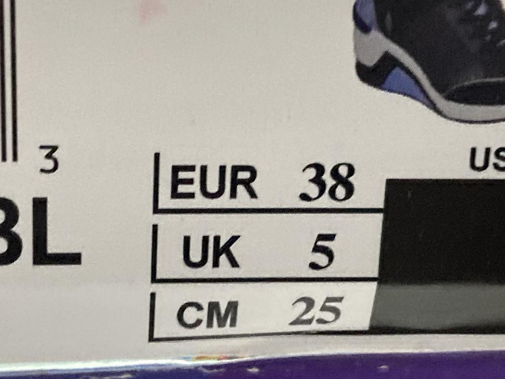 Lot 775  
            Chesterfield SR46 - Parcel Delivery Only 

                
3 X ASSORTED ADULTS SHOES TO INCLUDE SKECHERS MEMORY FOAM TRAINERS IN BLACK - UK ... - Image 4