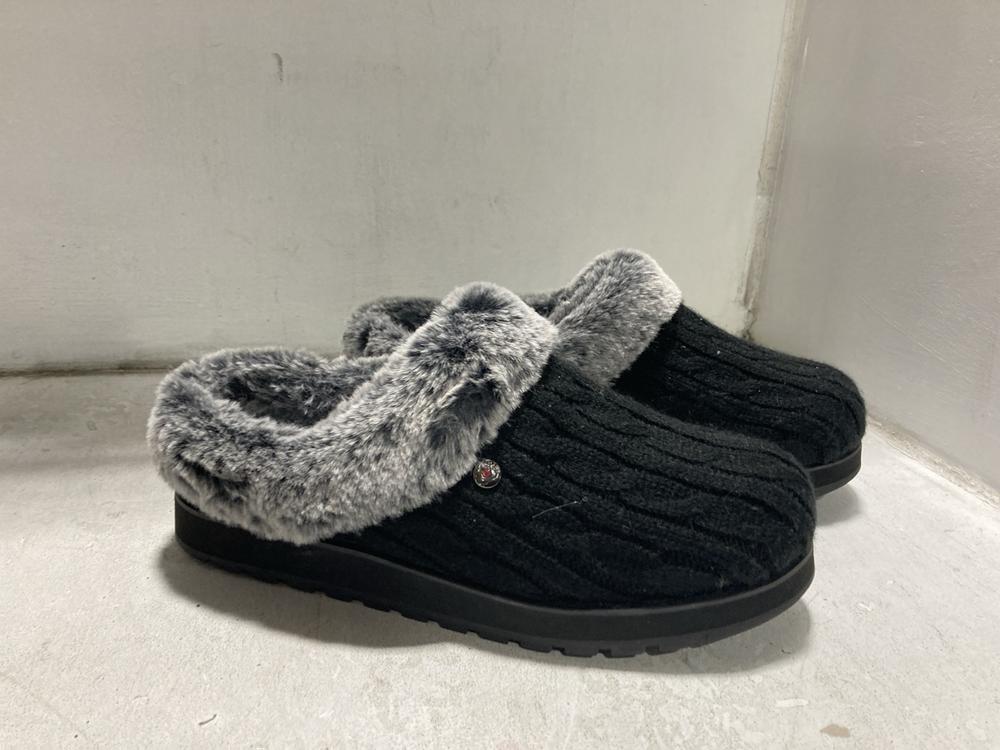 Lot 776  
            Chesterfield SR46 - Parcel Delivery Only 

                
4 X ASSORTED ADULTS SHOES TO INCLUDE SKECHERS SLIP-ONS SHOES IN DARK BROWN - UK S... - Image 2