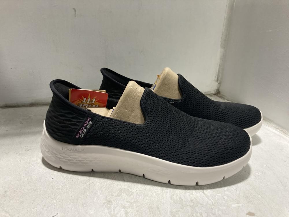 Lot 776  
            Chesterfield SR46 - Parcel Delivery Only 

                
4 X ASSORTED ADULTS SHOES TO INCLUDE SKECHERS SLIP-ONS SHOES IN DARK BROWN - UK S... - Image 3