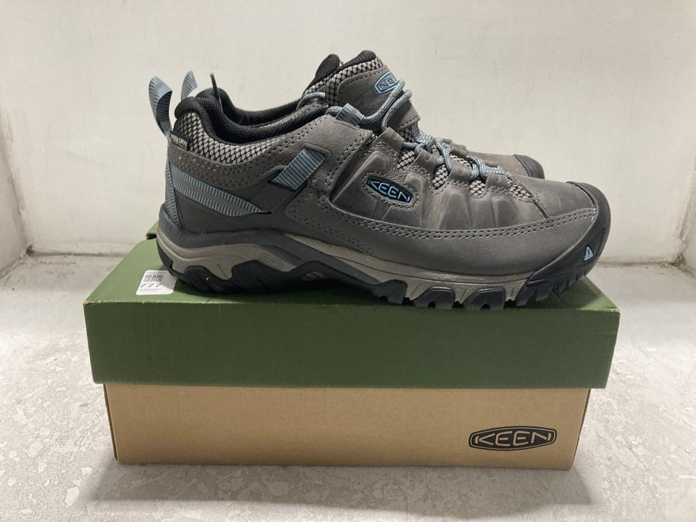 Lot 777  
            Chesterfield SR46 - Parcel Delivery Only 

                
KEEN 1023038 TARGHEE SHOES IN GREY & BLUE - UK SIZE 7 (LOCATION: G2)