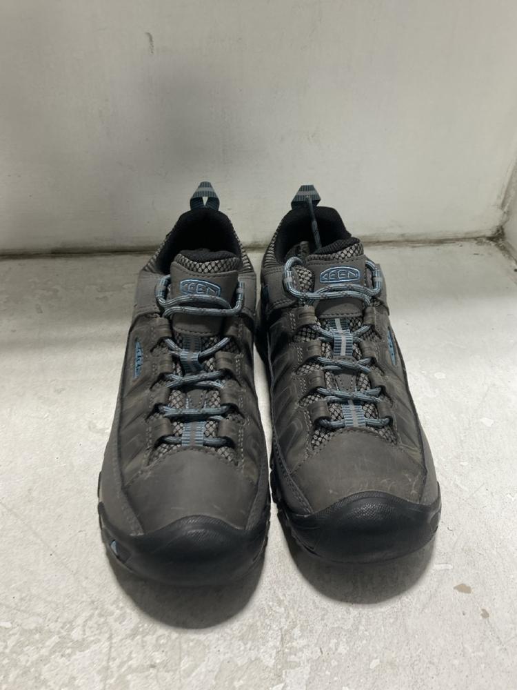 Lot 777  
            Chesterfield SR46 - Parcel Delivery Only 

                
KEEN 1023038 TARGHEE SHOES IN GREY & BLUE - UK SIZE 7 (LOCATION: G2)