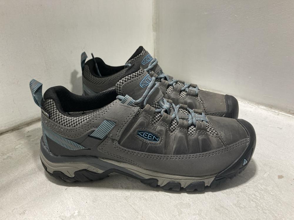 Lot 777  
            Chesterfield SR46 - Parcel Delivery Only 

                
KEEN 1023038 TARGHEE SHOES IN GREY & BLUE - UK SIZE 7 (LOCATION: G2)