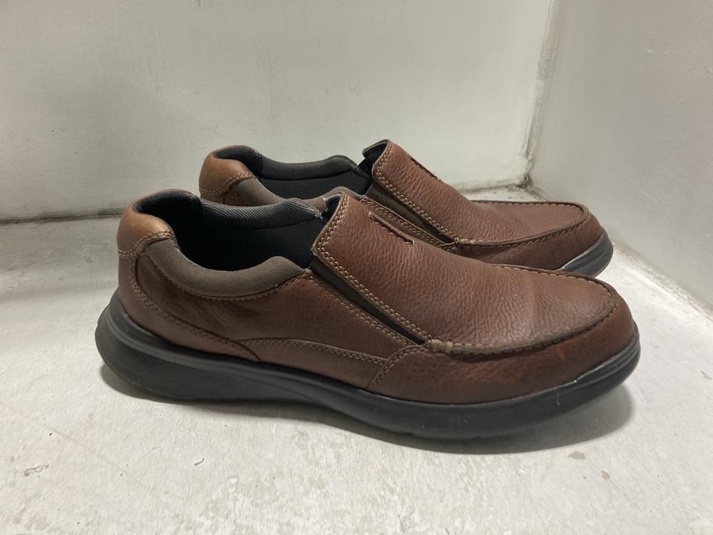 Lot 778  
            Chesterfield SR46 - Parcel Delivery Only 

                
4 X ASSORTED ADULTS CLARKS TO INCLUDE CLARKS TILDEN SHOES IN DARK TAN LEATHER - U... - Image 2