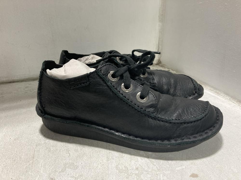 Lot 778  
            Chesterfield SR46 - Parcel Delivery Only 

                
4 X ASSORTED ADULTS CLARKS TO INCLUDE CLARKS TILDEN SHOES IN DARK TAN LEATHER - U... - Image 3