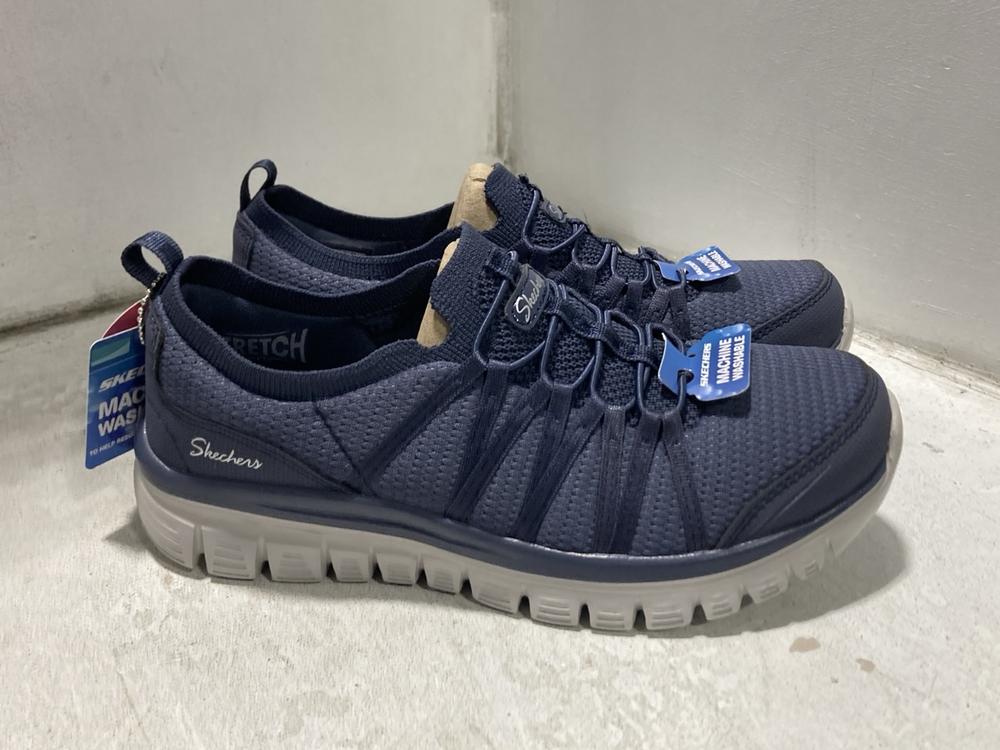 Lot 780  
            Chesterfield SR46 - Parcel Delivery Only 

                
3 X ASSORTED ADULTS SHOES TO INCLUDE SKECHERS STRETCH FIT SHOES IN BLACK - UK SIZ... - Image 2