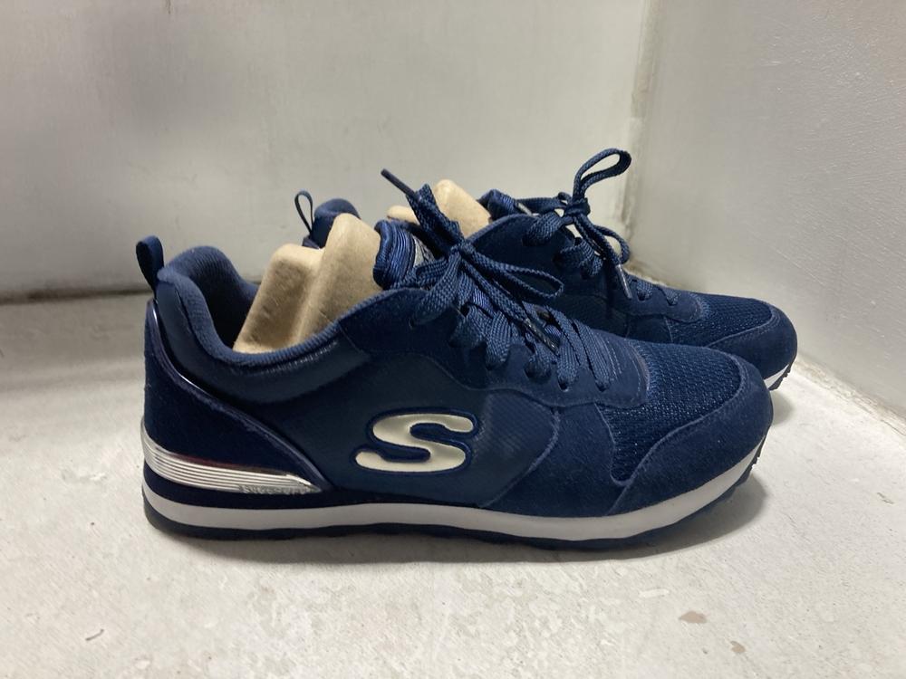 Lot 780  
            Chesterfield SR46 - Parcel Delivery Only 

                
3 X ASSORTED ADULTS SHOES TO INCLUDE SKECHERS STRETCH FIT SHOES IN BLACK - UK SIZ... - Image 3