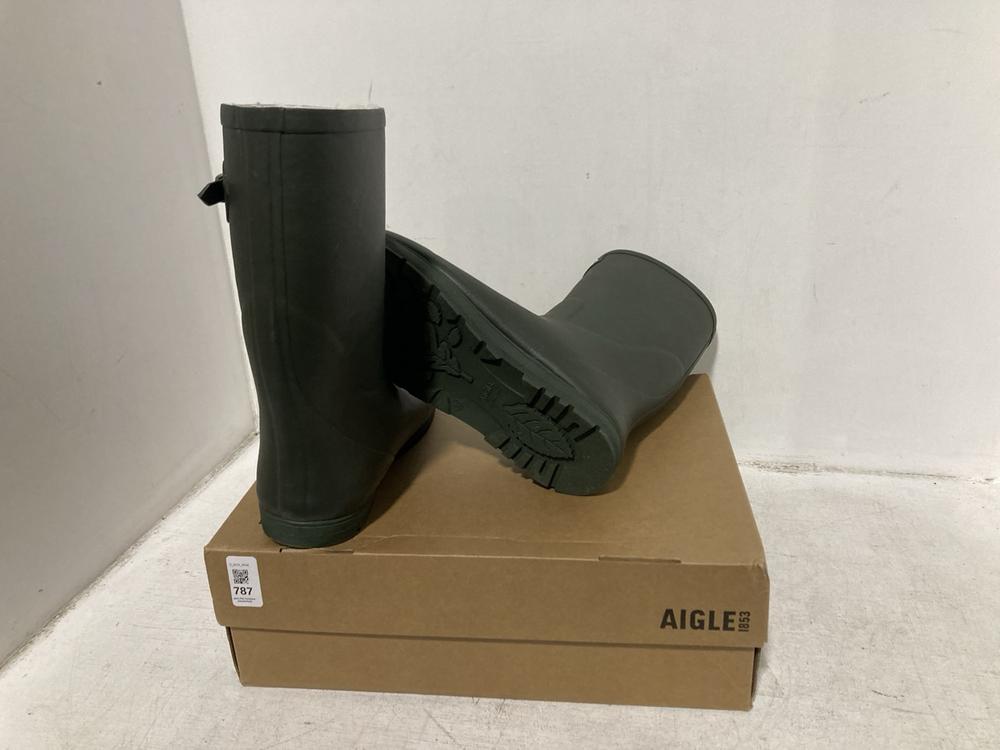 Lot 787  
            Chesterfield SR46 - Parcel Delivery Only 

                
AIGLE TEDDY-POP FUR2 SHOES IN KHAKI - UK SIZE 5 (LOCATION: G3)