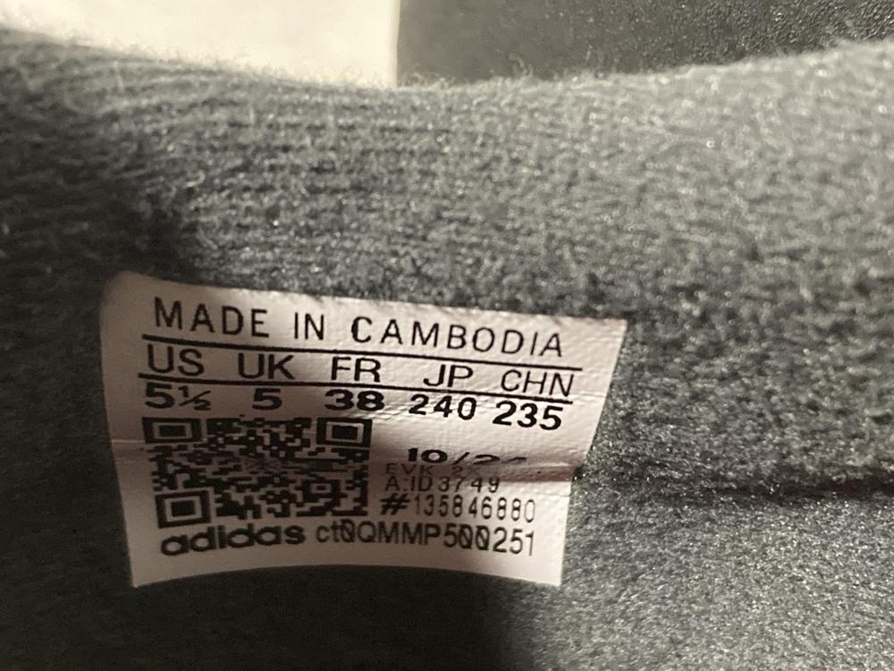 Lot 793  
            Chesterfield SR46 - Parcel Delivery Only 

                
4 X ASSORTED KIDS SHOES TO INCLUDE ADIDAS PREDATOR STUDDED FOOTBALL BOOTS IN RED ... - Image 4