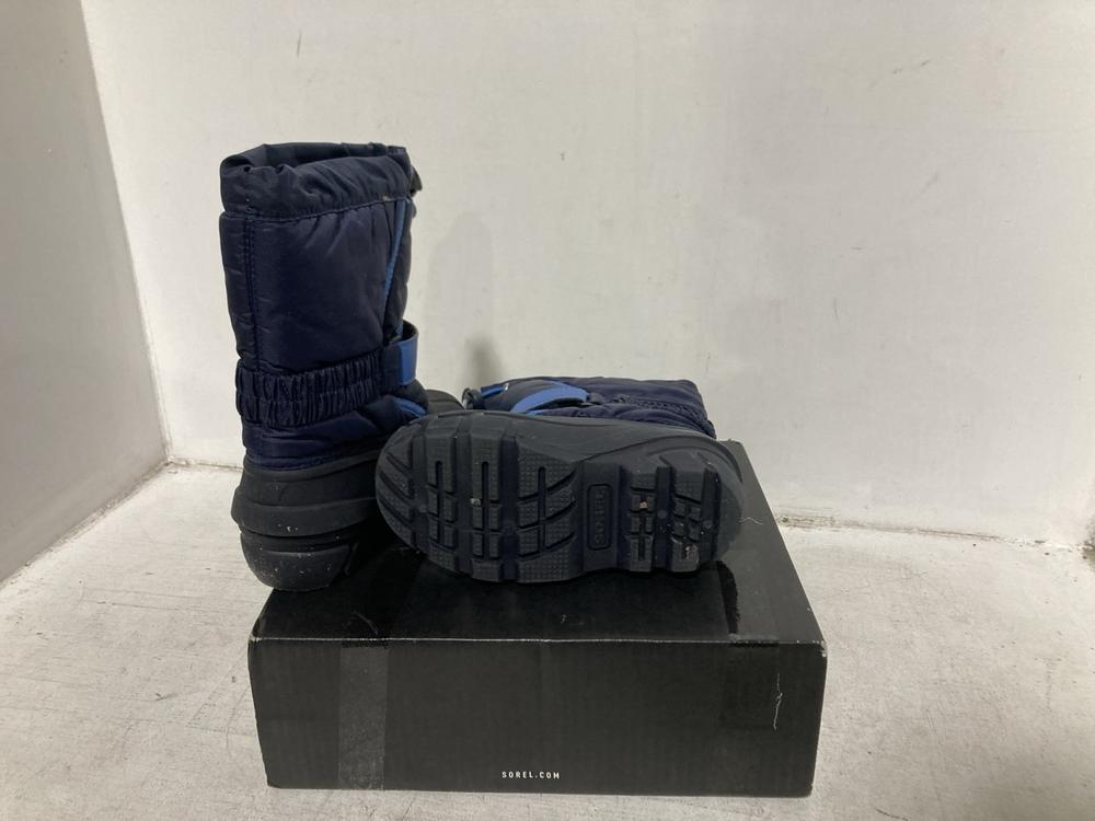 Lot 794  
            Chesterfield SR46 - Parcel Delivery Only 

                
SOREL CHILDRENS FLURRY BOOTS IN BLACK & BLUE - UK SIZE 10 (LOCATION: G3)