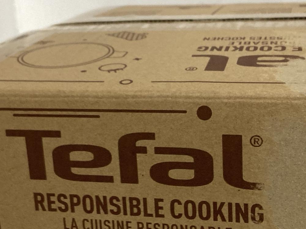 Lot 795  
            Chesterfield SR46 - Parcel Delivery Only 

                
TEFAL STAINLESS STEEL SAUCEPAN WITH LID (LOCATION: G3)