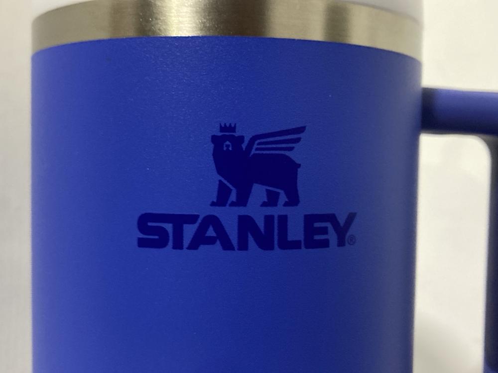 Lot 797  
            Chesterfield SR46 - Parcel Delivery Only 

                
STANLEY 1L FLASK IN SAGE TO INCLUDE STANLEY QUENCHER TUMBLER IN ROYAL BLUE (LOCAT... - Image 4
