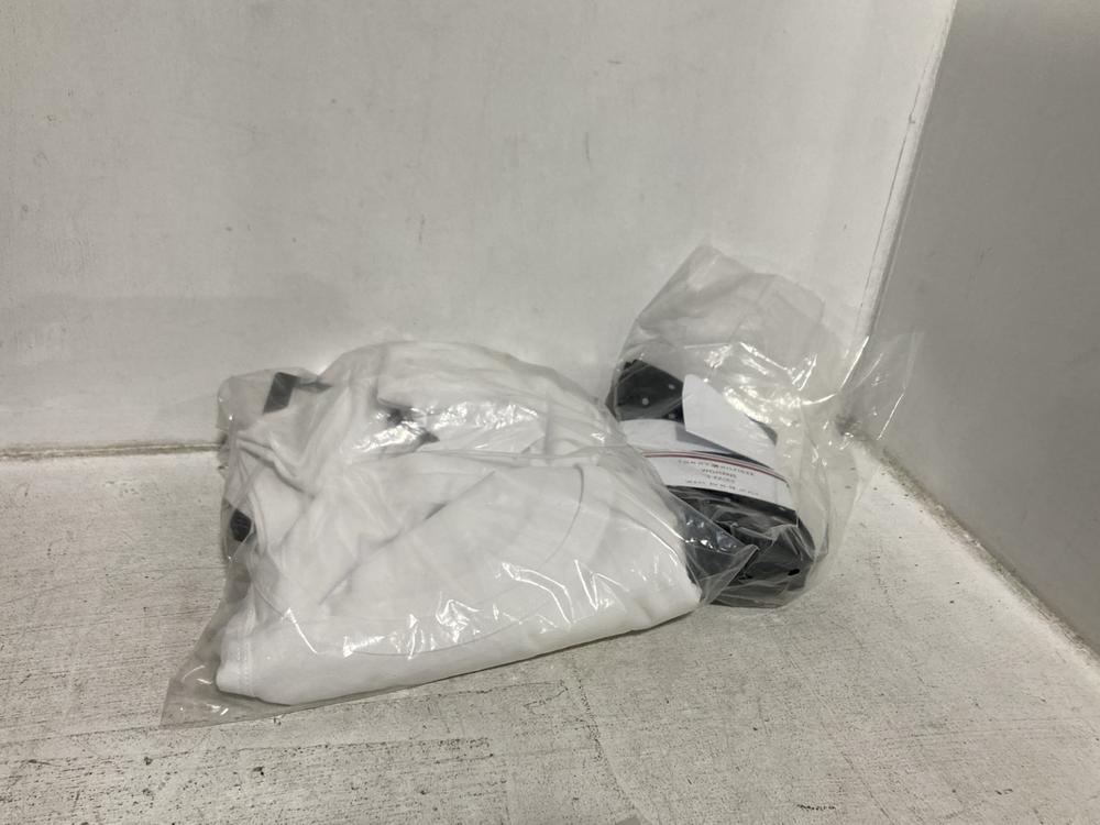 Lot 802  
            Chesterfield SR46 - Parcel Delivery Only 

                
6 X ASSORTED ADULTS BRANDED CLOTHING TO INCLUDE EMPORIO ARMANI PLAIN T SHIRT IN W... - Image 4