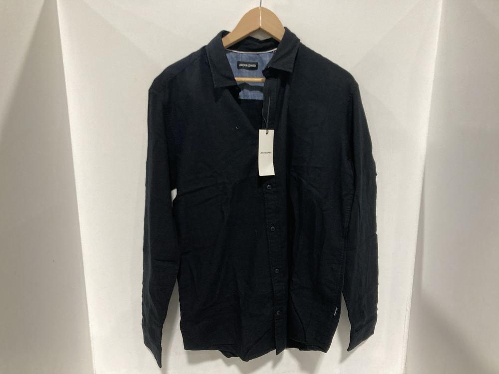 Lot 804  
            Chesterfield SR46 - Parcel Delivery Only 

                
QTY OF ASSORTED ADULTS BRANDED CLOTHING TO INCLUDE JACK & JONES T SHIRT IN WHITE ... - Image 2