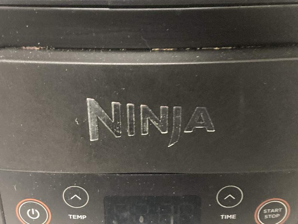 Lot 886  
            Chesterfield SR46 - Parcel Delivery Only 

                
NINJA MULTIFUNCTIONAL FOOD COOKER IN BLACK & COPPER (LOCATION: G4) - Image 4