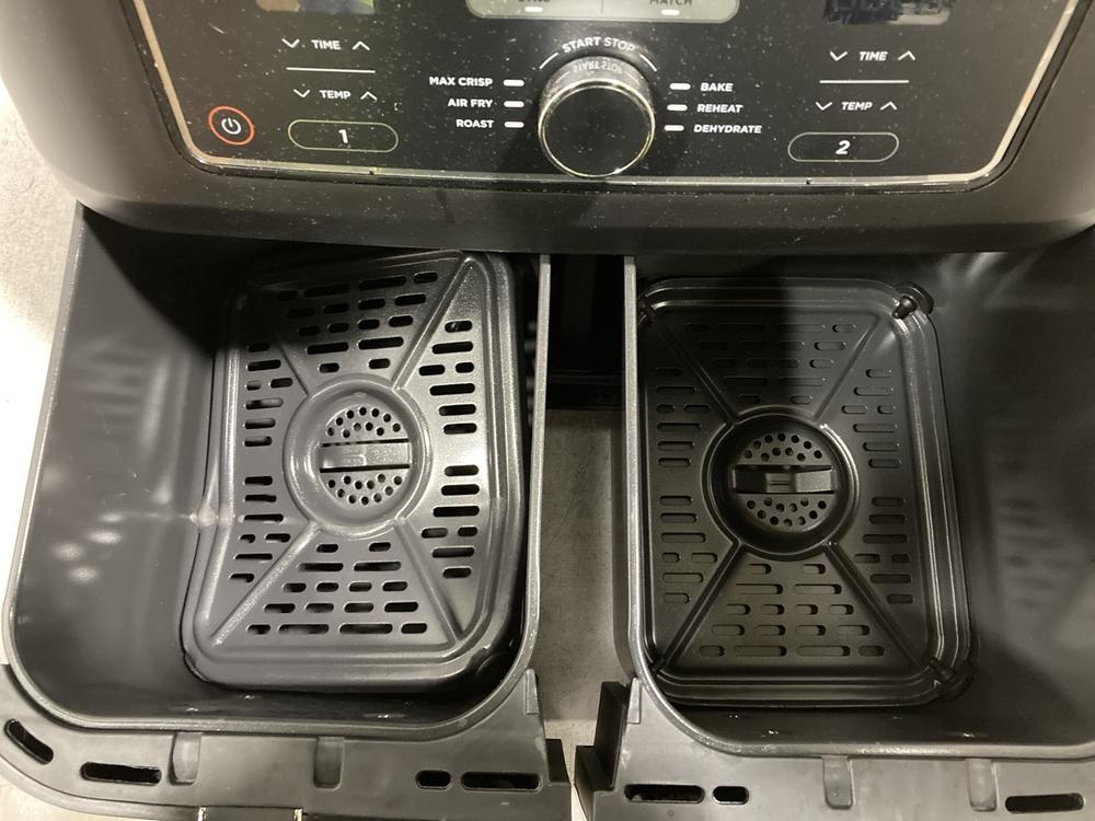 Lot 895  
            Chesterfield SR46 - Parcel Delivery Only 

                
NINJA FOODI MAX DUAL ZONE 9.5L AIR FRYER IN BLACK - Image 3