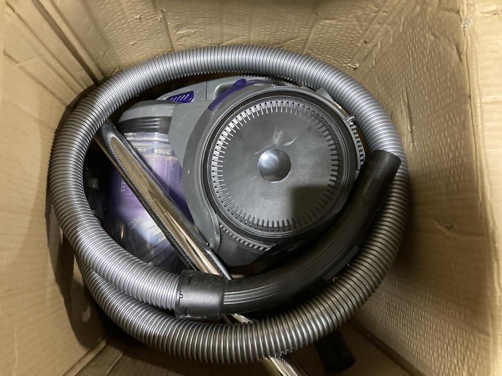 Lot 897  
            Chesterfield SR46 - Parcel Delivery Only 

                
RUSSELL HOBBS SATISFRY AIR FRYER TO INCLUDE RUSSELL HOBBS CYLINDER VACUUM CLEANER - Image 4