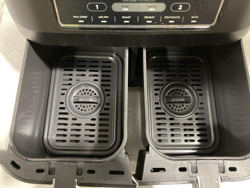 Lot 898  
            Chesterfield SR46 - Parcel Delivery Only 

                
NINJA FOODI DUAL ZONE 7.5L AIR FRYER - Image 4