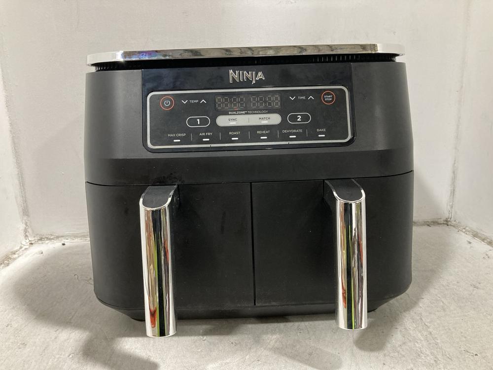 Lot 899  
            Chesterfield SR46 - Parcel Delivery Only 

                
NINJA FOODI MAX DUAL ZONE 9.5L AIR FRYER IN BLACK - Image 2