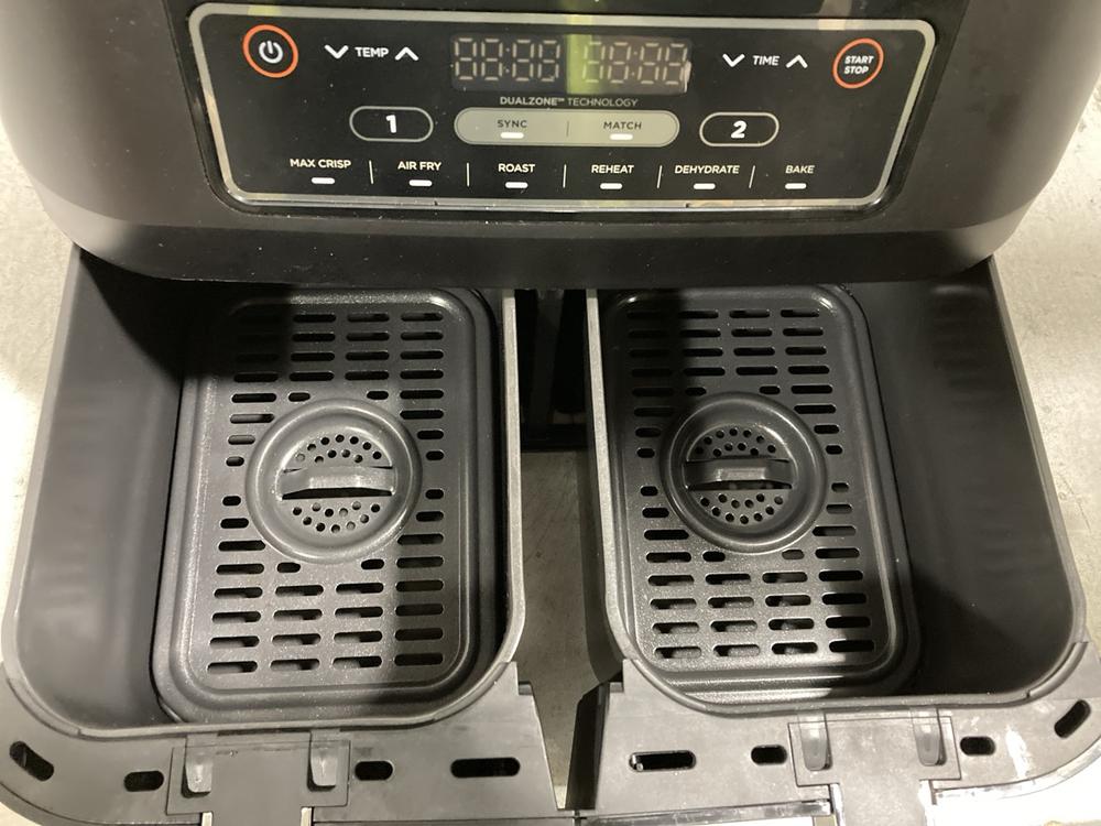 Lot 899  
            Chesterfield SR46 - Parcel Delivery Only 

                
NINJA FOODI MAX DUAL ZONE 9.5L AIR FRYER IN BLACK - Image 3