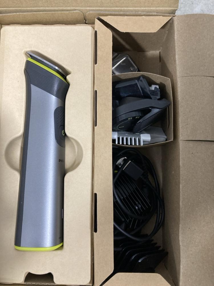 Lot 900  
            Chesterfield SR46 - Parcel Delivery Only 

                
PHILIPS 7000 SERIES ALL IN 1 TRIMMER - Image 3