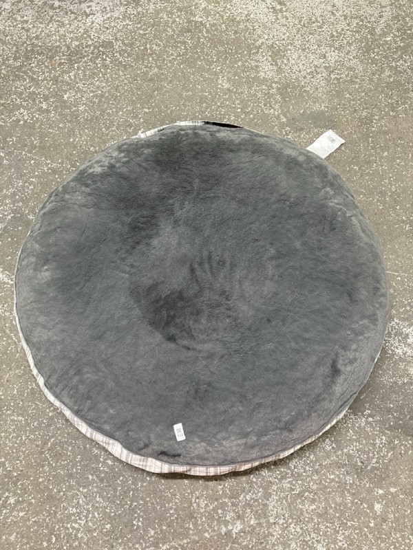 Lot 512  
            Nottingham SR1 - Delivery Only 

                
LARGE DOG BED