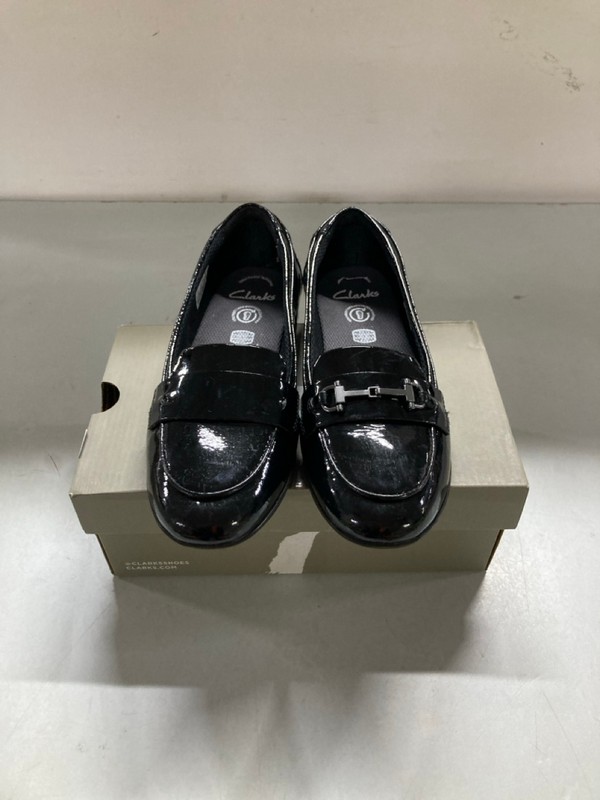 Lot 73  
            Nottingham SR1 - Delivery Only 

                
CLARKS FINJA LOAFER Y - BLACK - SIZE - UK 3.5 (KIDS)