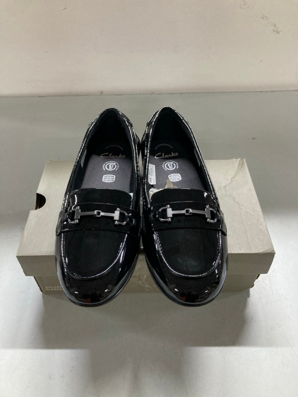 Lot 74  
            Nottingham SR1 - Delivery Only 

                
CLARKS FINJA LOAFER Y - BLACK - SIZE - UK 4.5 (KIDS)