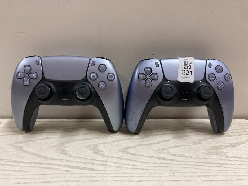 Lot 221  
            Nottingham SR2 - Delivery Only 

                
2 X SONY PLAYSTATION 5 DUAL SENSE WIRELESS CONTROLLERS