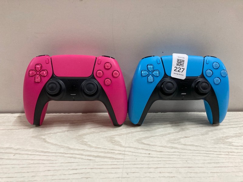 Lot 227  
            Nottingham SR2 - Delivery Only 

                
2 X SONY PLAYSTATION 5 DUAL SENSE WIRELESS CONTROLLERS