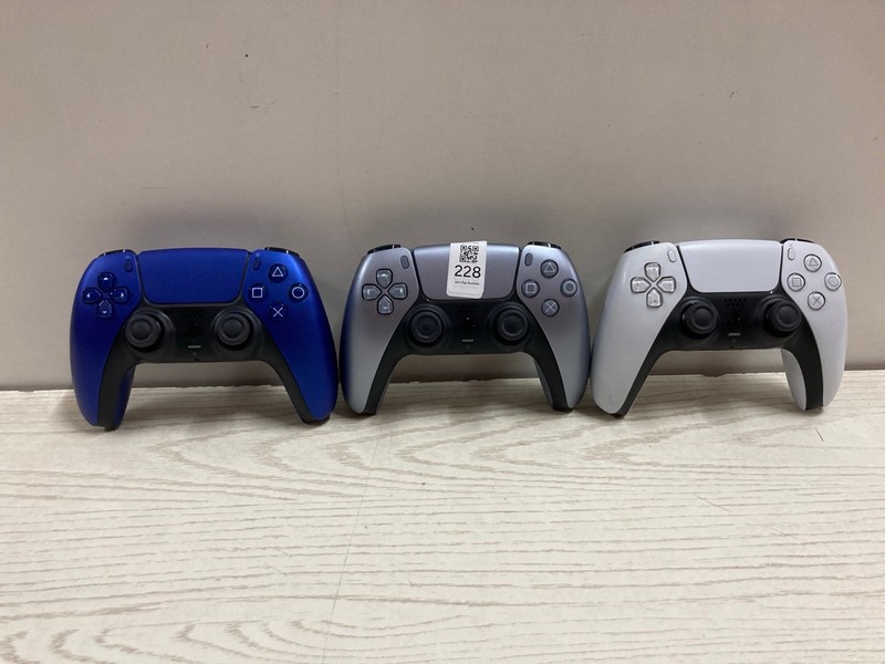 Lot 228  
            Nottingham SR2 - Delivery Only 

                
2 X SONY PLAYSTATION 5 DUAL SENSE WIRELESS CONTROLLERS