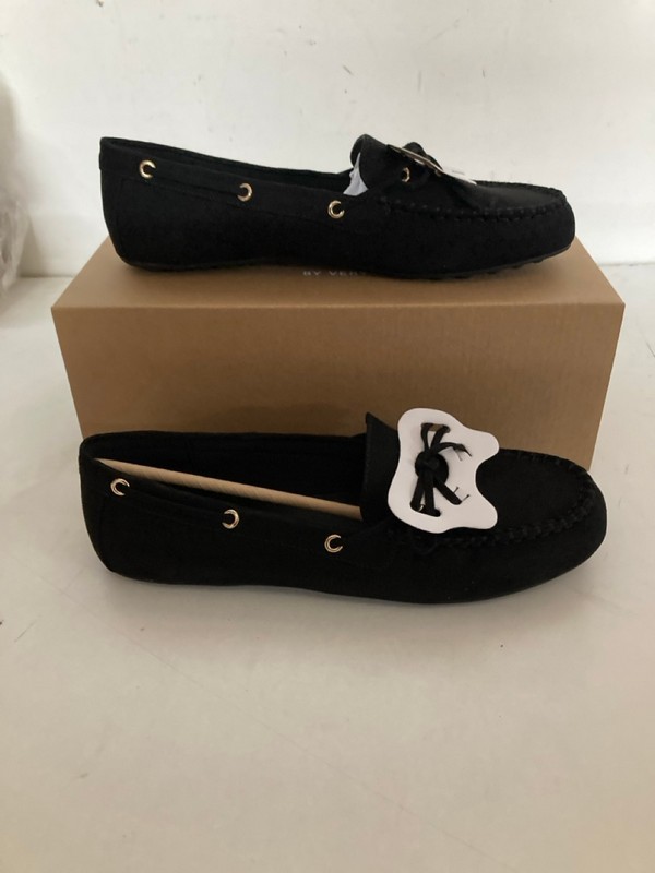 Lot 71  
            Nottingham SR2 - Delivery Only 

                
6 X PAIRS OF WOMEN'S BOAT SHOES SIZE: UK 6