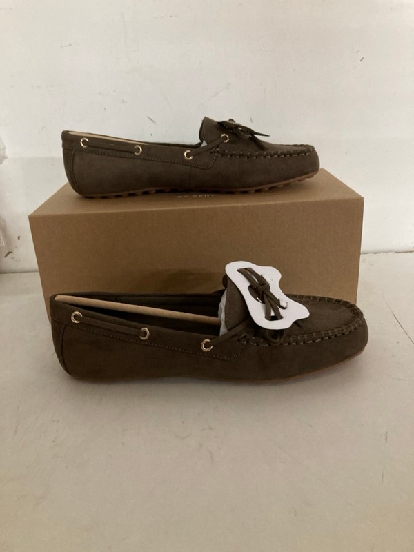 Lot 72  
            Nottingham SR2 - Delivery Only 

                
9 X PAIRS OF WOMEN'S BOAT SHOES IN VARIOUS SIZES