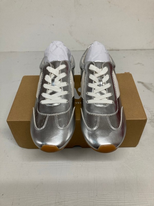 Lot 419  
            Nottingham SR3 - Delivery Only 

                
WOMEN'S DESIGNER WALKING SHOES UK SIZE 6 (SILVER)