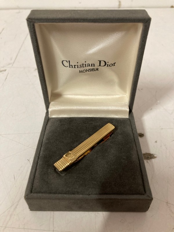 Lot 41  
            Nottingham SR3 - Delivery Only 

                
CHRISTIAN DIOR MONSIEUR GOLD TONE METAL TIE CLIP