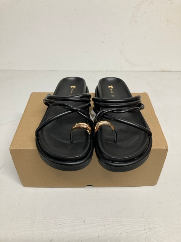 Lot 420  
            Nottingham SR3 - Delivery Only 

                
WOMEN'S DESIGNER SLIP ONS UK SIZE 6 (BLACK)