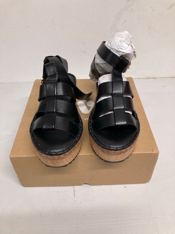 Lot 421  
            Nottingham SR3 - Delivery Only 

                
WOMEN'S DESIGNER SHOES UK SIZE 6 (BLACK)