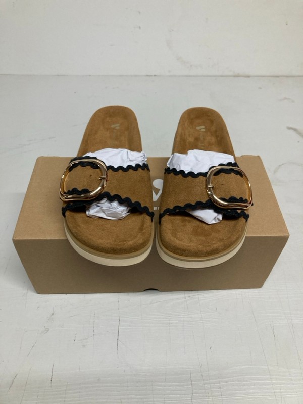 Lot 422  
            Nottingham SR3 - Delivery Only 

                
WOMEN'S DESIGNER SLIP ON UK SIZE 3 (TAN)