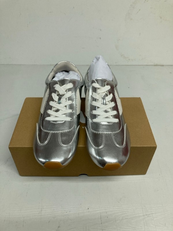 Lot 423  
            Nottingham SR3 - Delivery Only 

                
WOMEN'S DESIGNER WALKING SHOES UK SIZE 6 (SILVER)