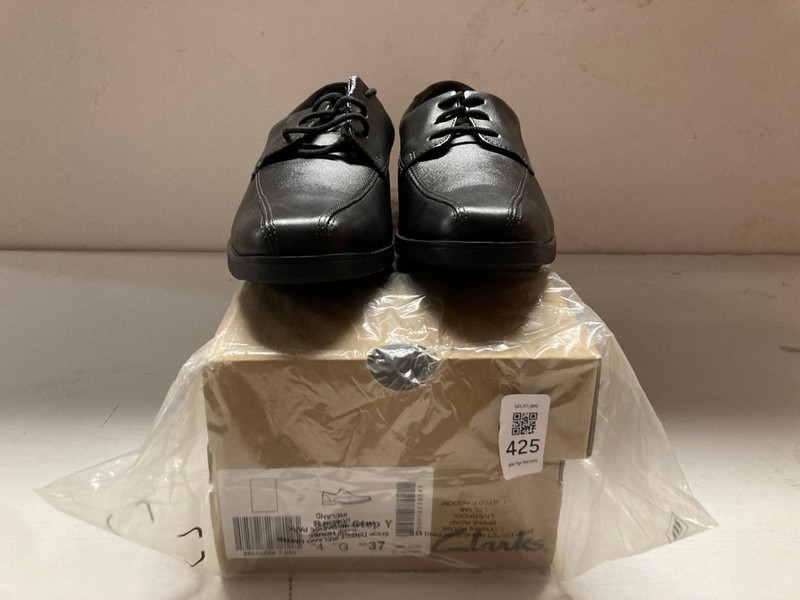 Lot 425  
            Nottingham SR3 - Delivery Only 

                
CLARKS SCALA STEP Y UK SIZE 4 (BLACK LEATHER)