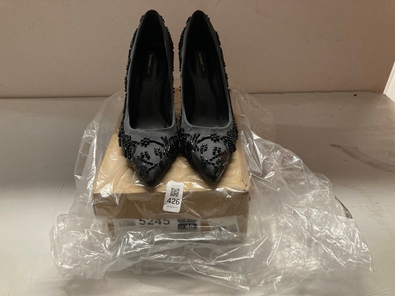 Lot 426  
            Nottingham SR3 - Delivery Only 

                
WOMEN'S DESIGNER HEELS UK SIZE 7 (BLACK)
