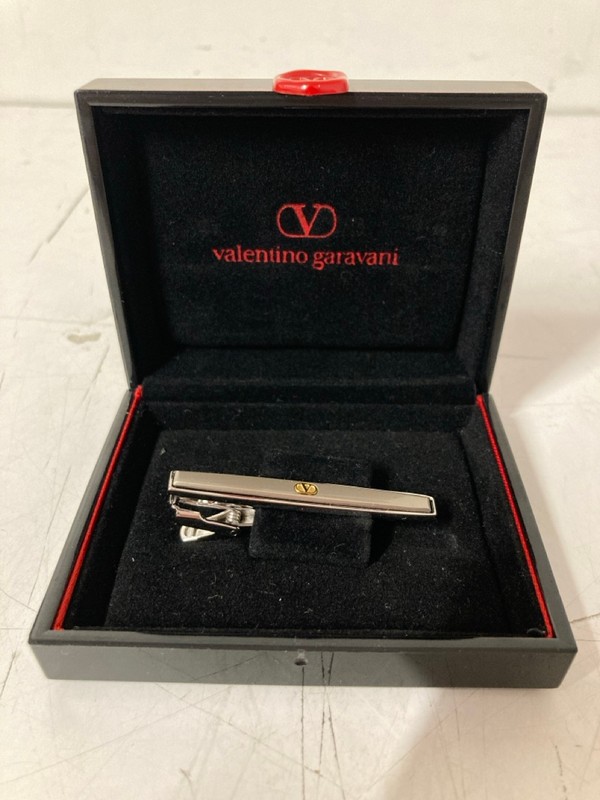 Lot 42  
            Nottingham SR3 - Delivery Only 

                
VALENTINO GARAVANI SILVER TONE METAL TIE CLIP