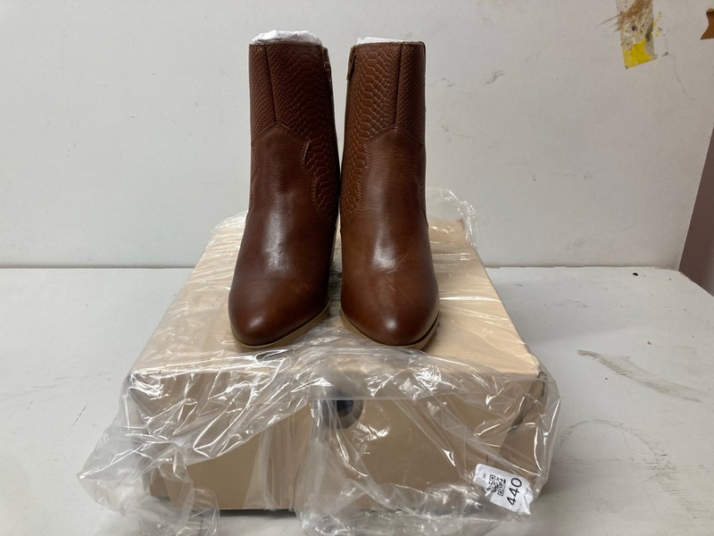 Lot 440  
            Nottingham SR3 - Delivery Only 

                
RAVEL DOREY TAN LEATHER BOOTS UK SIZE 5