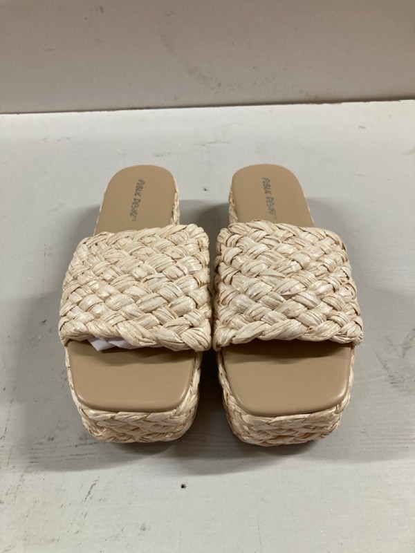 Lot 465  
            Nottingham SR3 - Delivery Only 

                
WOMEN'S DESIGNER ECLIPSE STRAW FLAT SHOES UK SIZE 6 (CREAM)