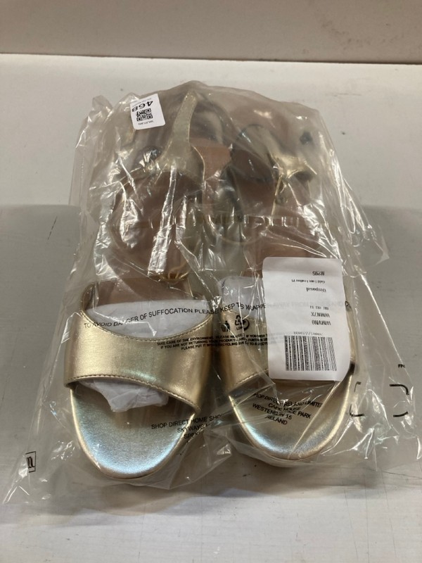 Lot 468  
            Nottingham SR3 - Delivery Only 

                
WOMEN'S DESIGNER GOLD FAUX LEATHER HEELS UK SIZE 7 (GOLD)