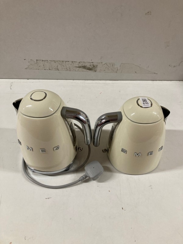 Lot 616  
            Nottingham SR3 - Delivery Only 

                
2 X SMEG KETTLE S