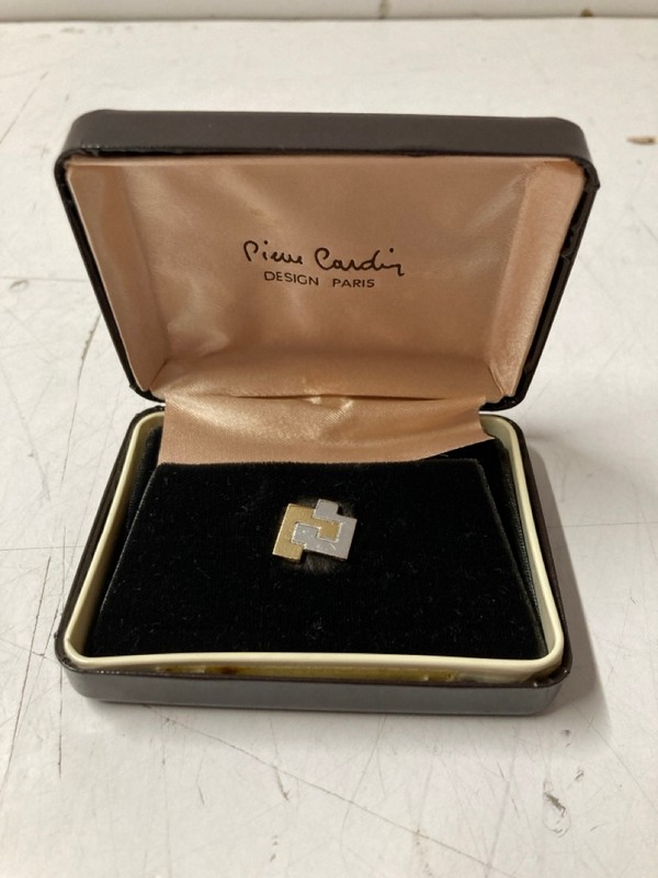Lot 78  
            Nottingham SR3 - Delivery Only 

                
PIERRE CARDIN TIE BAR CLIP